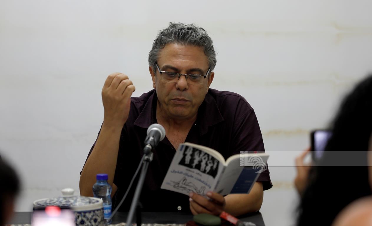 الشاعر خالد جمعة خلال فعاليات توقيع مجموعته الشعرية الجديدة "واختلطت عليك الخيل" في دار طباق للنشر والتوزيع في رام الله (تصوير: محمد نوفل/وفا)