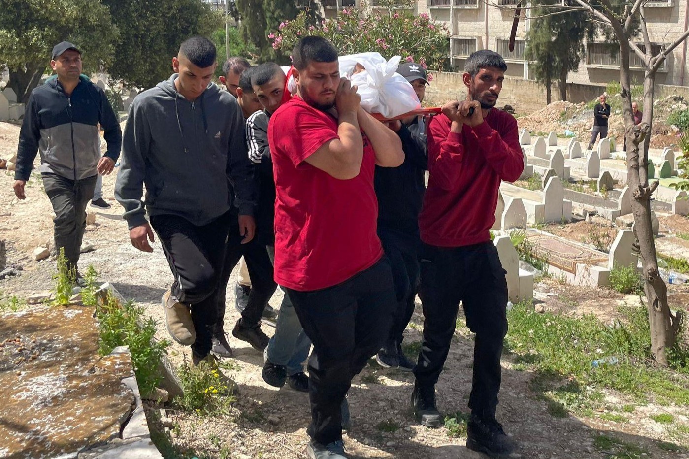 جانب من تشييع جثمان الشهيد سائد علوية إلى مثواه الأخير في المقبرة الغربية بمدينة طولكرم (تصوير: وفا عواد/وفا)