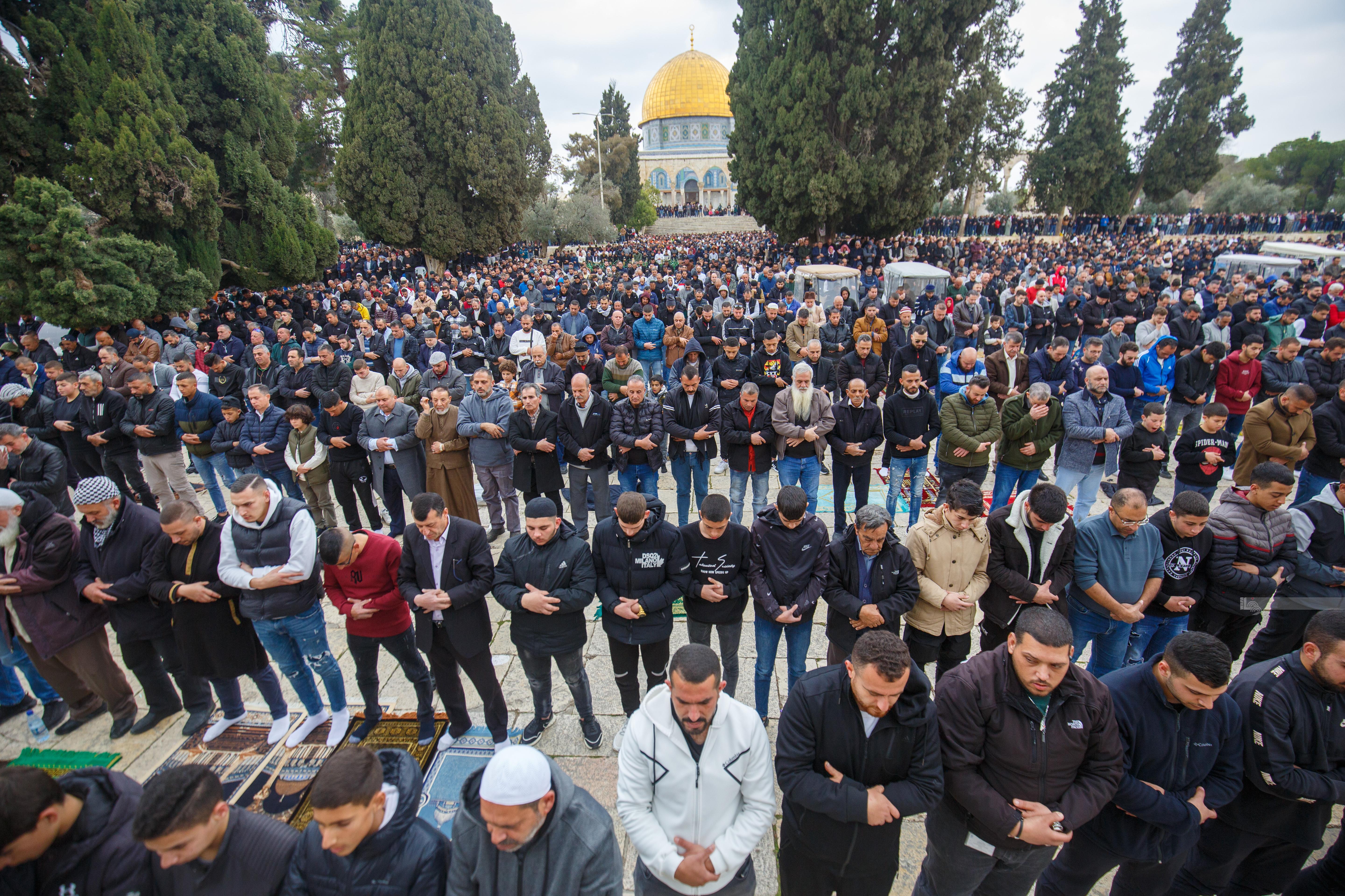 مواطنون يؤدون صلاة الجمعة  في رحاب المسجد الأقصى المبارك (وفا)