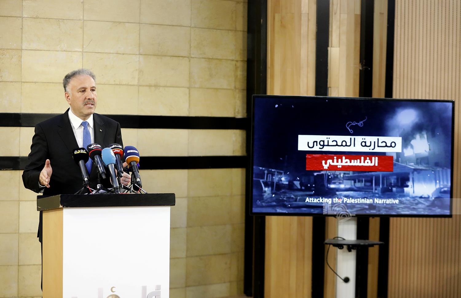 المشرف العام على الإعلام الرسمي الوزير أحمد عساف يطلع السفراء والقناصل على جرائم الاحتلال بحق الاعلام الرسمي- (تصوير: مصطفى أبو دية/وفا)