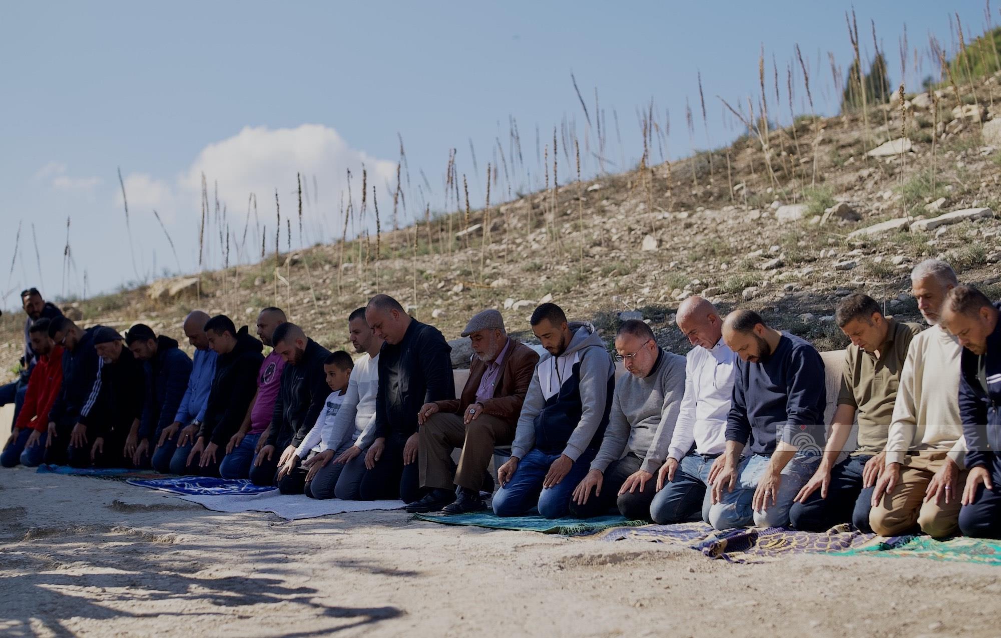  مواطنون يؤدون صلاة الجمعة على أراضي حي وادي الربابة ببلدة سلوان المهددة بالاستيلاء عليها (عدسة: عفيف عميرة/وفا)