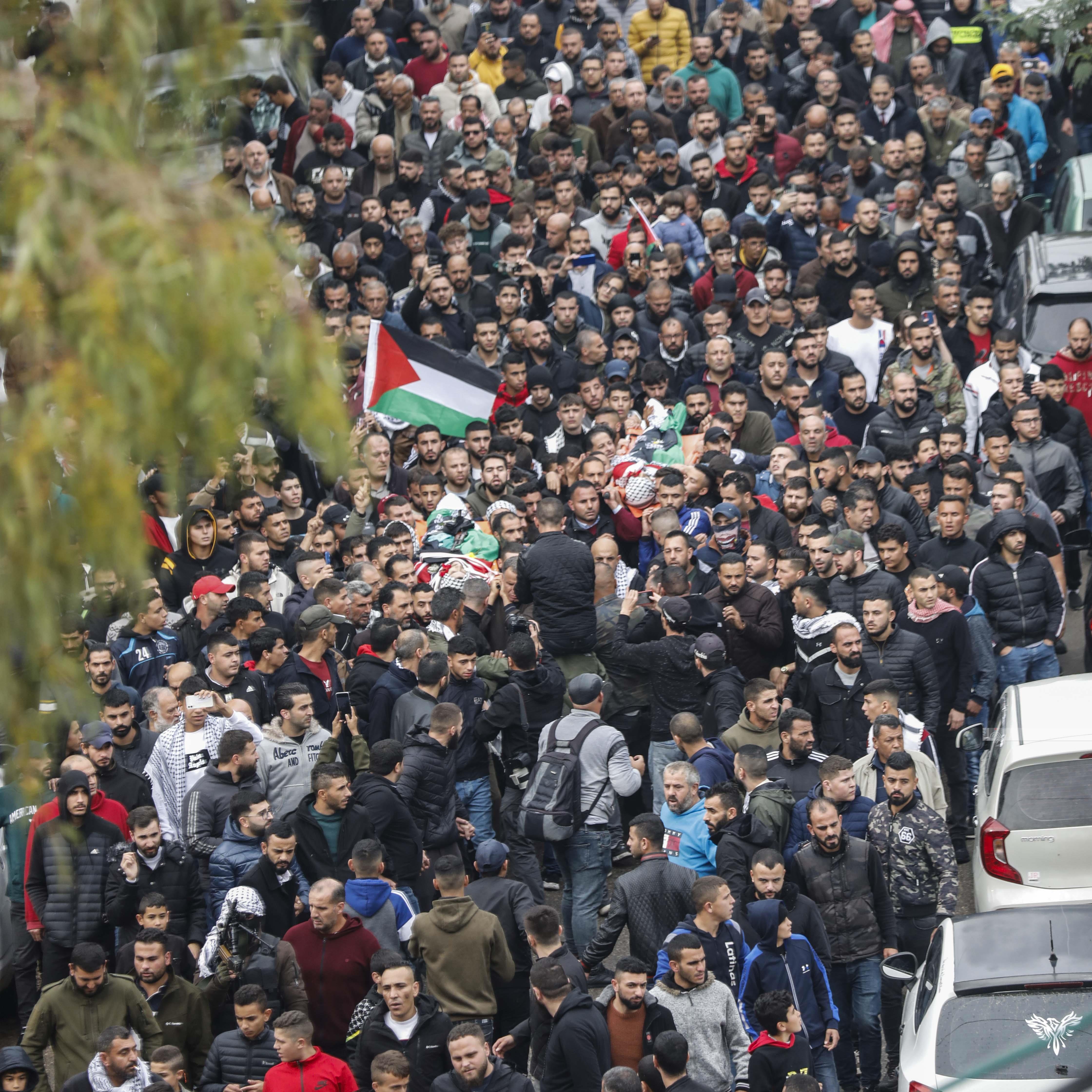 جماهير غفيرة تشيع جثماني الشهيدين الشقيقين ظافر وجواد الريماوي في بلدة بيت ريما (عدسة: محمد أبو زيد/ وفا)