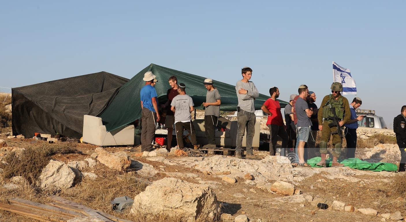 مستوطنون ينصبون خياما على أراضي المواطنين في بلدة حلحول شمال الخليل (تصوير: مشهور وحواح/وفا)