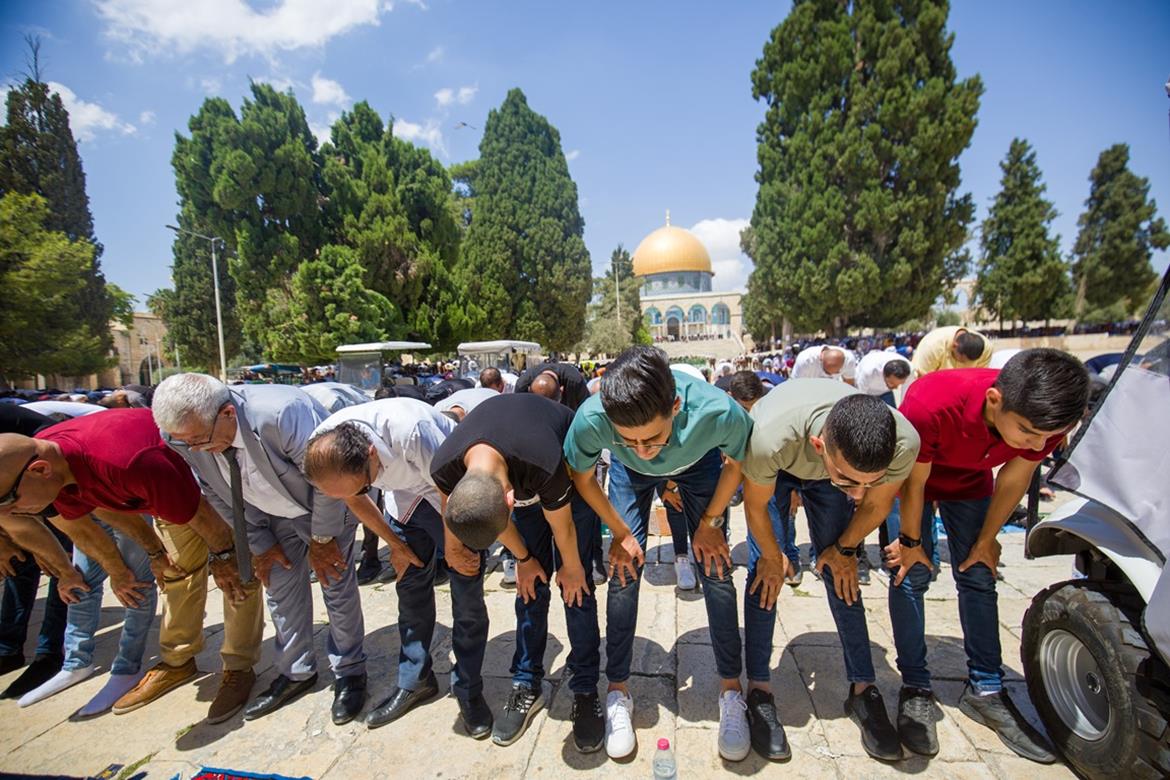 مواطنون يؤدون صلاة الجمعة  في رحاب المسجد الأقصى المبارك (وفا)