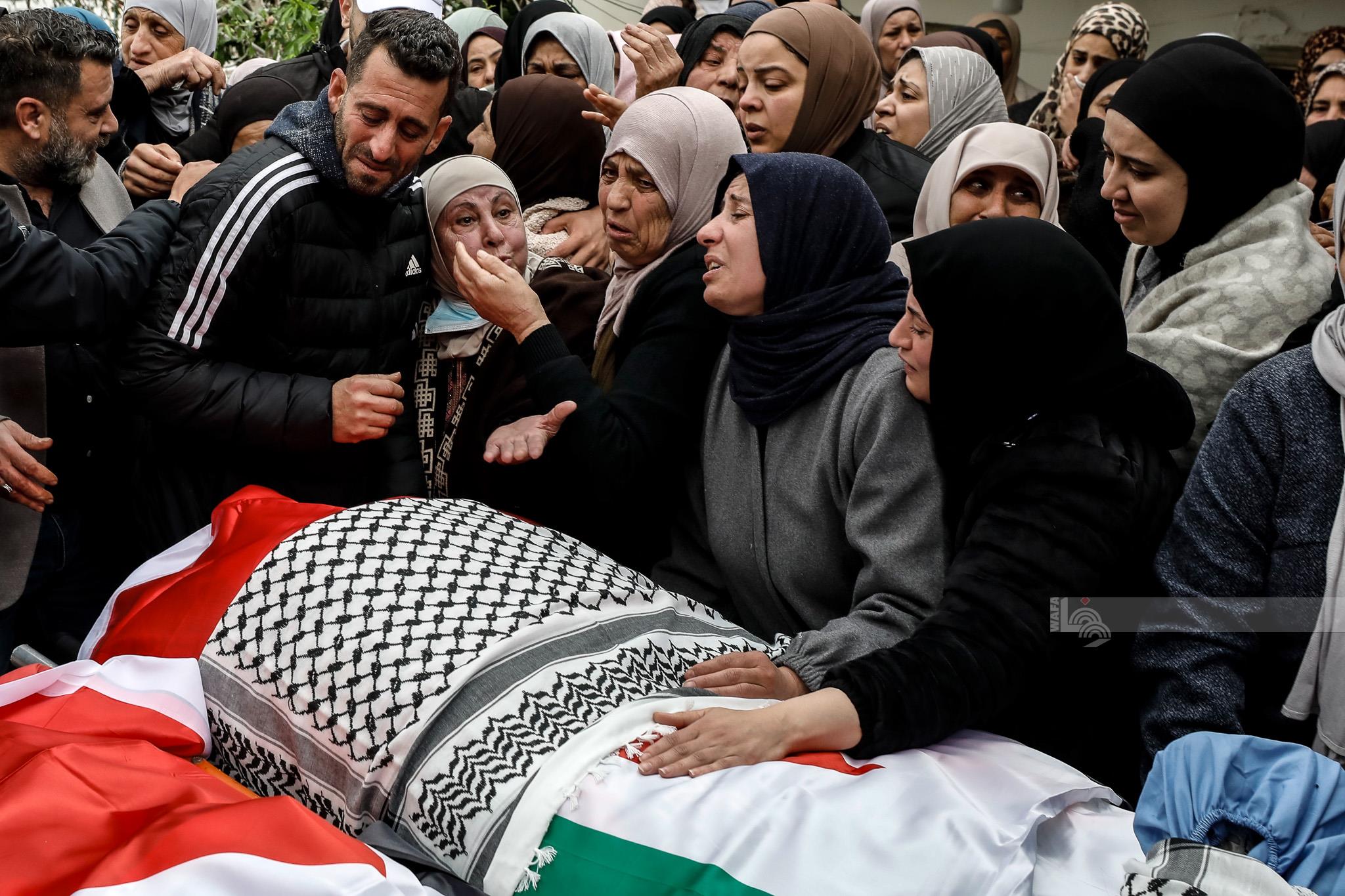 وداع وتشييع جثامين شهداء عائلة بني عودة، الذين أعدمتهم قوات الاحتلال الإسرائيلي في بلدة طمون جنوب شرق طوباس (تصوير: محمد منصور/وفا)