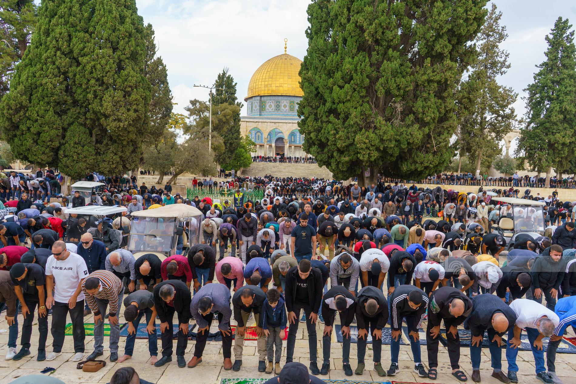  مواطنون يؤدون صلاة الجمعة في رحاب المسجد الأقصى المبارك (تصوير: وفا)