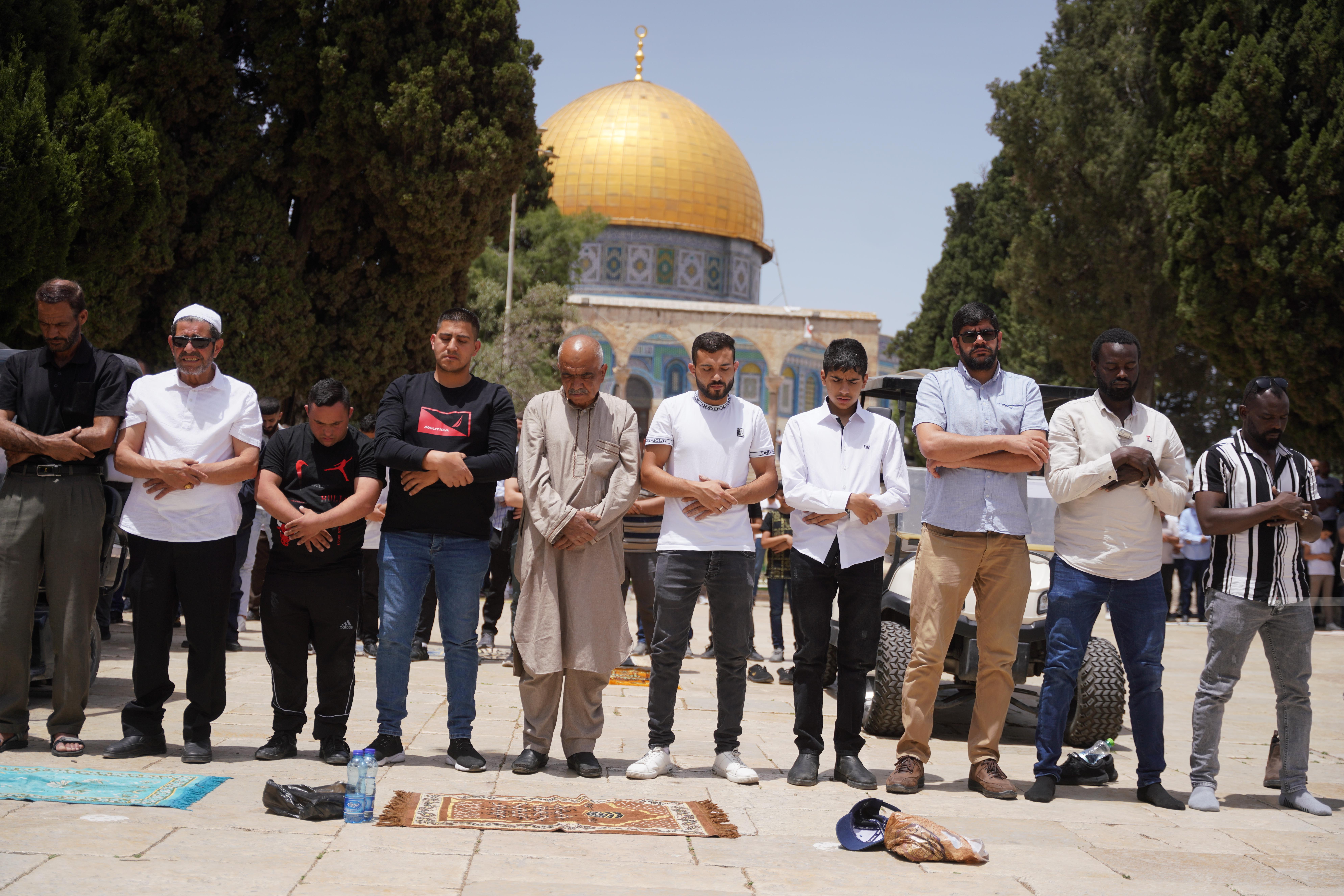 مواطنون يؤدون صلاة الجمعة  في رحاب المسجد الأقصى المبارك (وفا)