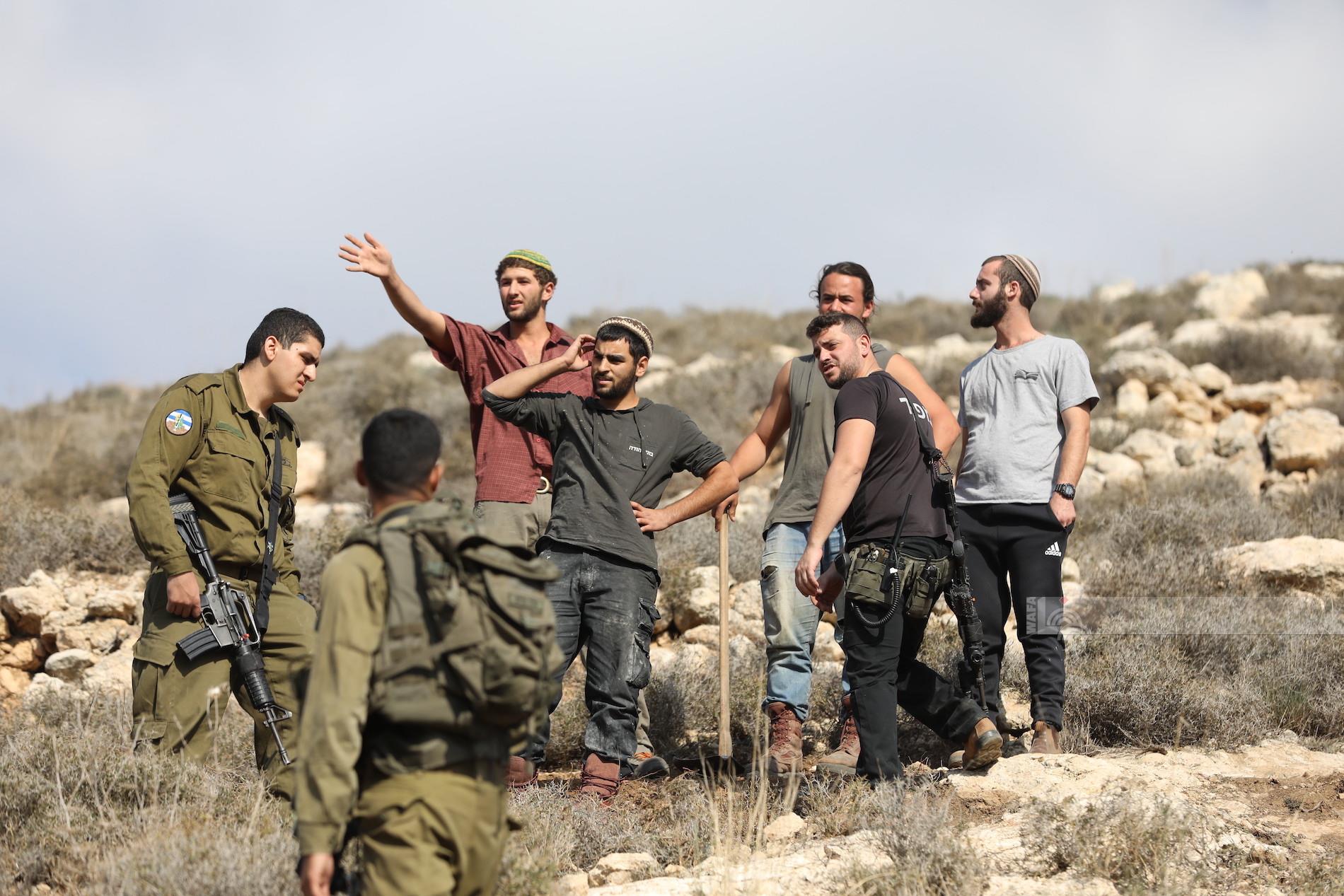 مستوطنون يشقون طريقا ترابية في أراضي المواطنين جنوب دورا (عدسة: مشهور الوحواح/وفا)