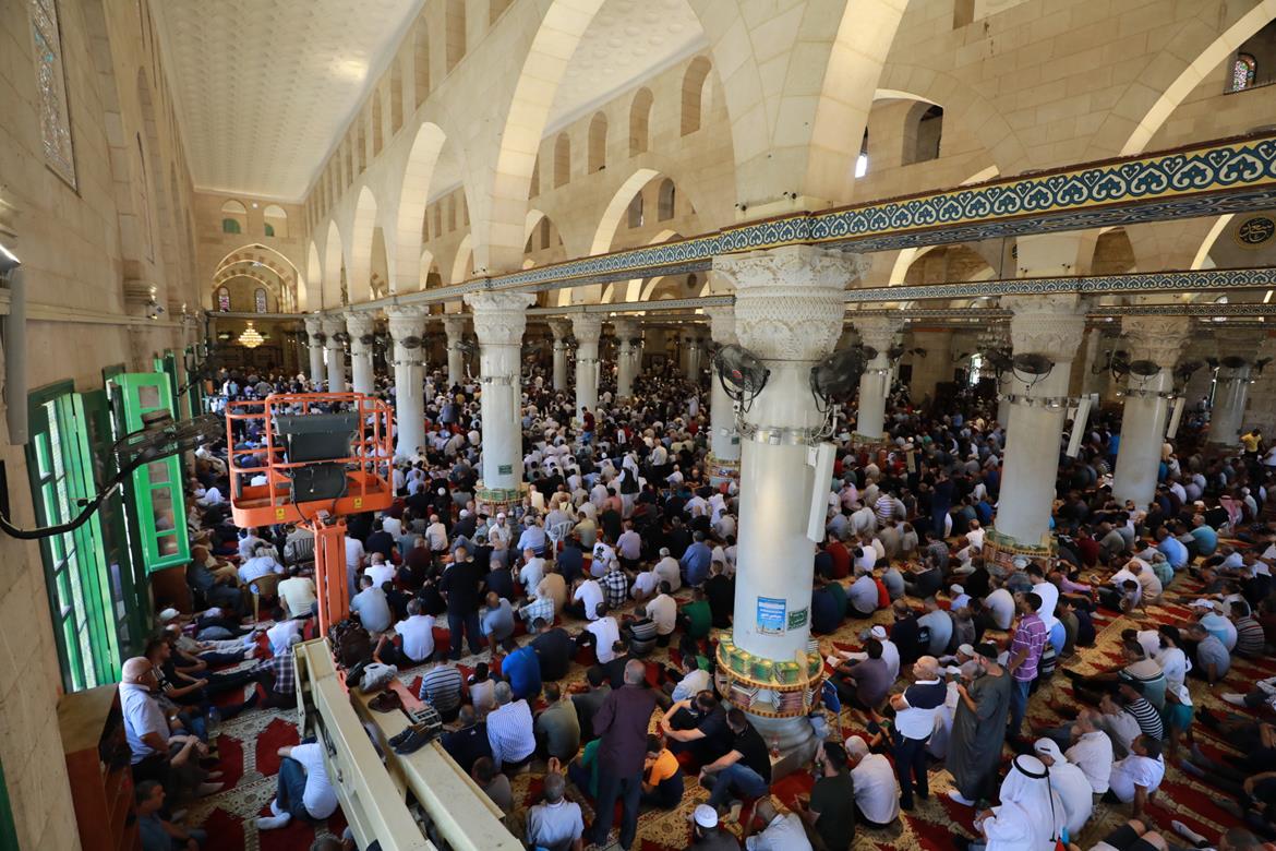 مواطنون يؤدون صلاة الجمعة  في رحاب المسجد الأقصى المبارك (وفا)