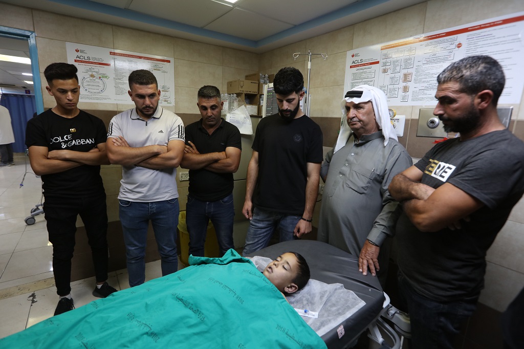 جثمان الشهيد الطفل ريان سليمان (7 أعوام) في مستشفى بيت جالا الحكومي (تصوير: أحمد مزهر/وفا)