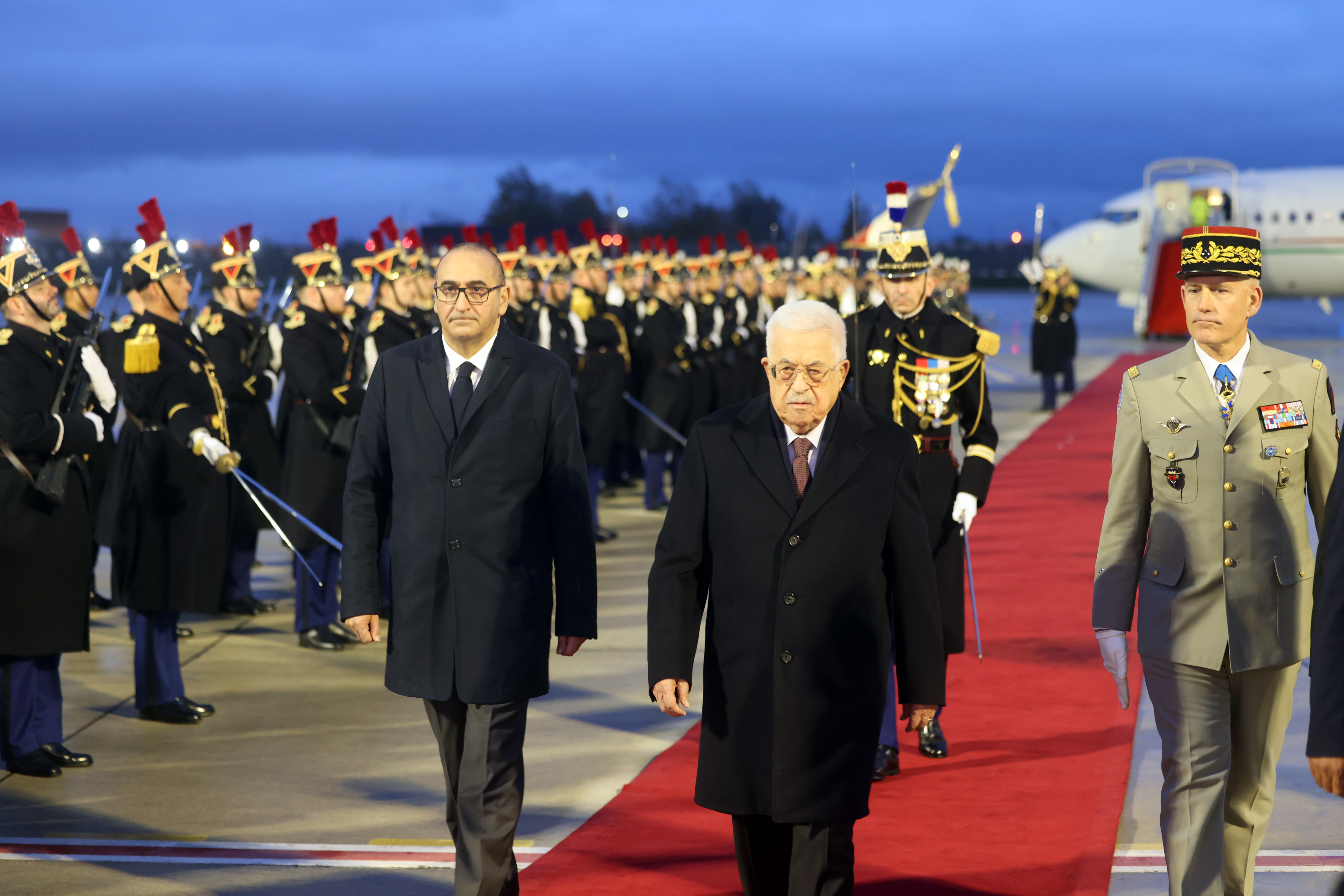 الرئيس محمود عباس لدى وصوله باريس في زيارة رسمية إلى الجمهورية الفرنسية (تصوير: ثائر غنايم)