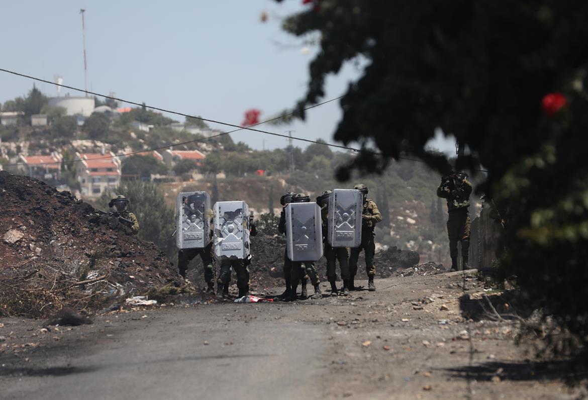 قوات الاحتلال الإسرائيلي تقمع مسيرة كفر قدوم الأسبوعية المناهضة للاستيطان شرق قلقيلية (تصوير: أيمن النوباني/وفا)