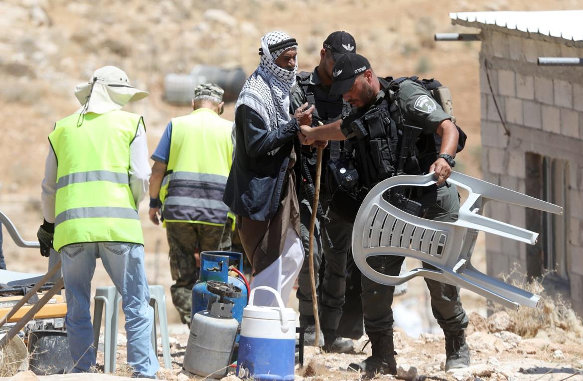 قوات الاحتلال تهدم غرفة سكنية وتستولي على خيمتين في منطقة الجوايا بمسافر يطا جنوب الخليل (تصوير: وفا)