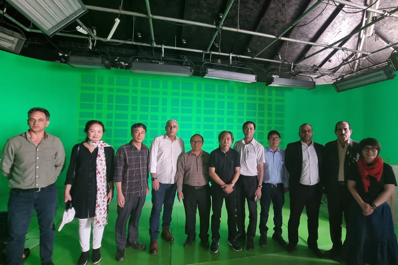 وفد اتحاد كتّاب فيتنام يزور مؤسسة "معًا" الإخبارية في بيت لحم 