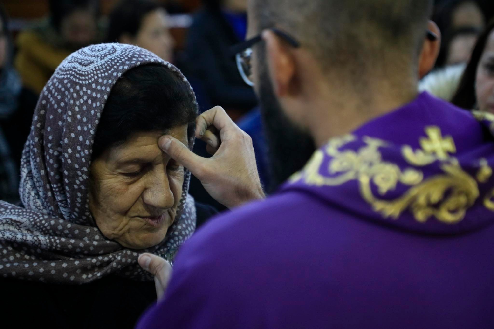 كنيسة سيدة الزيارة للاتين في بلدة الزبابدة جنوب شرق جنين تحتفل برتبة "أربعاء الرماد". (تصوير: عدي دعيبس/وفا)