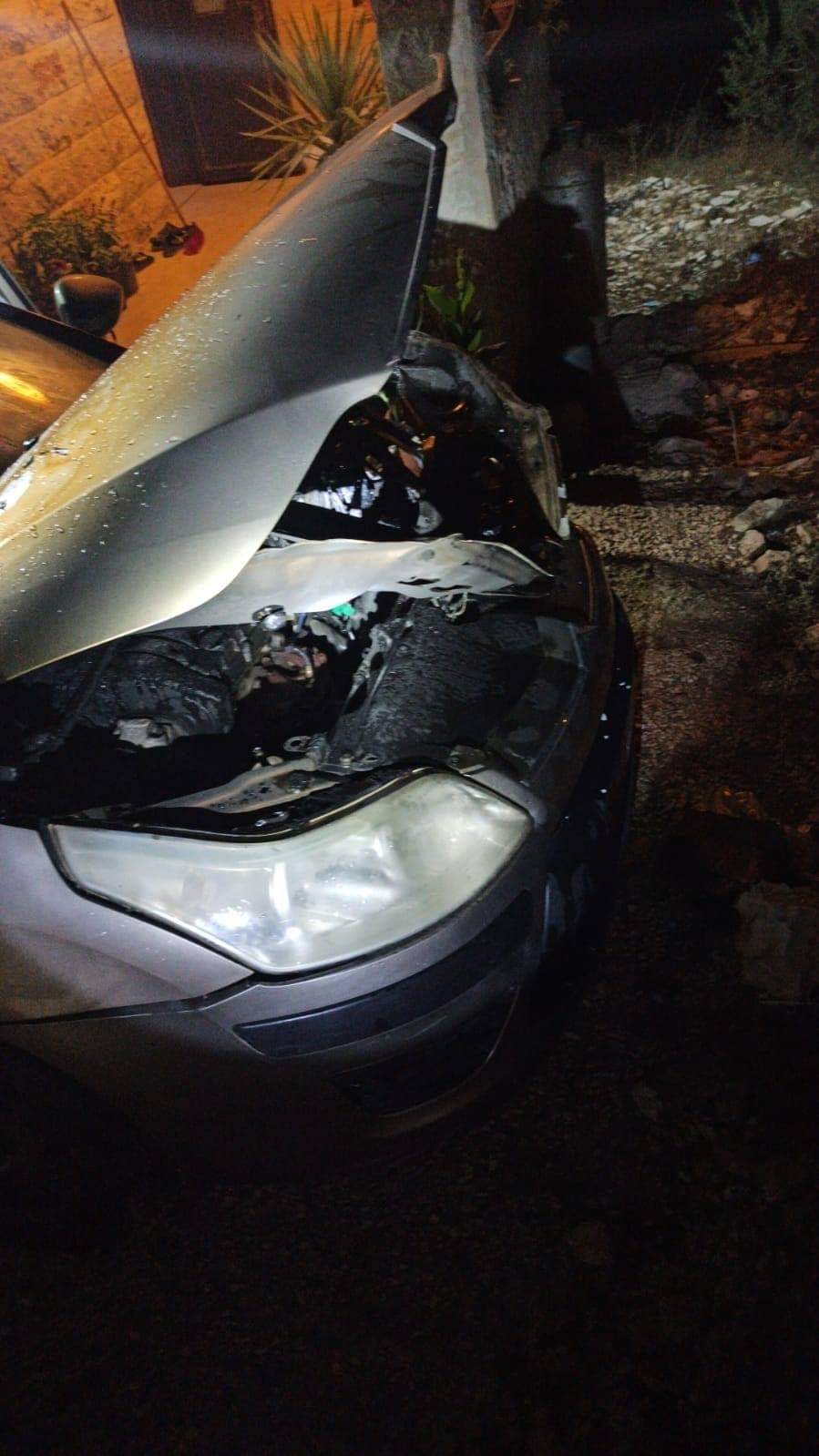 مركبة أحرقها المستوطنون في عصيرة القبلية جنوب نابلس