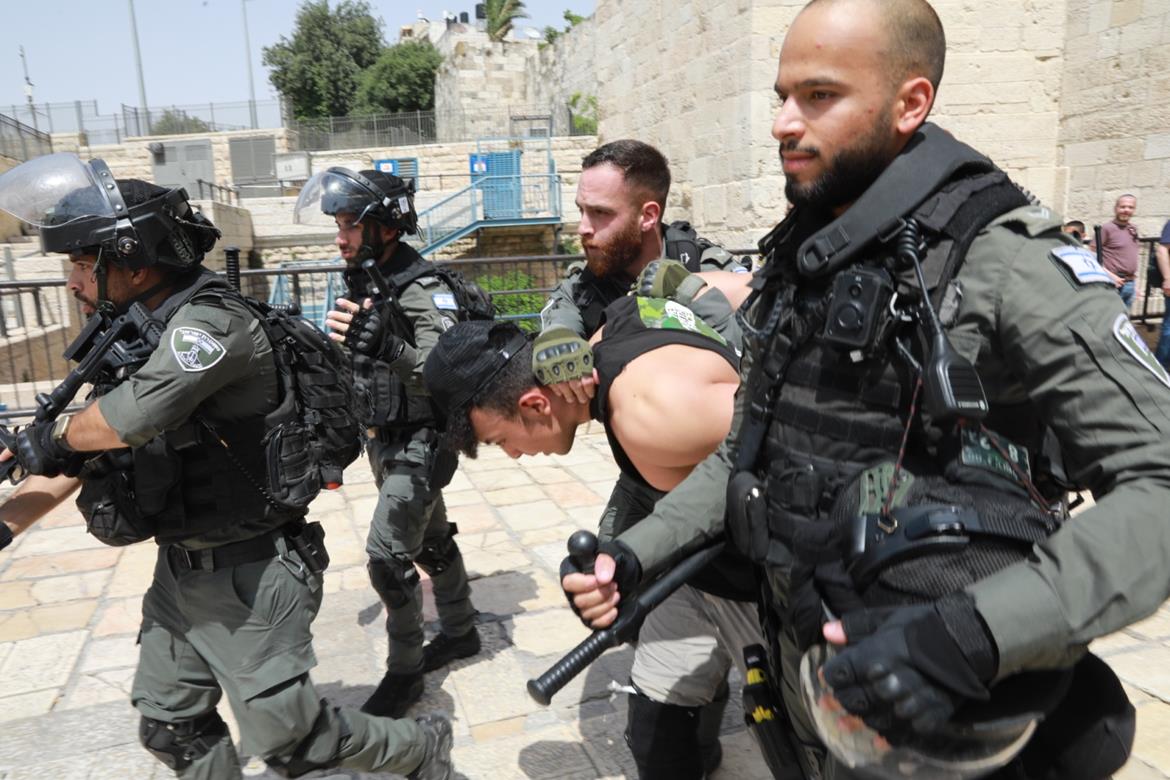 شرطة الاحتلال تعتقل شابا في البلدة القديمة من مدينة القدس المحتلة (تصوير: وفا)
