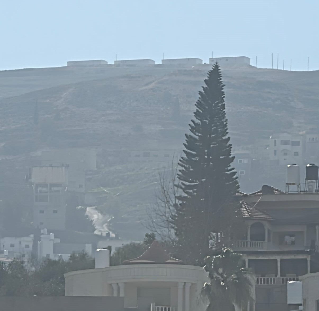 البيوت المتنقلة التي نصبها المستعمرون صباح اليوم