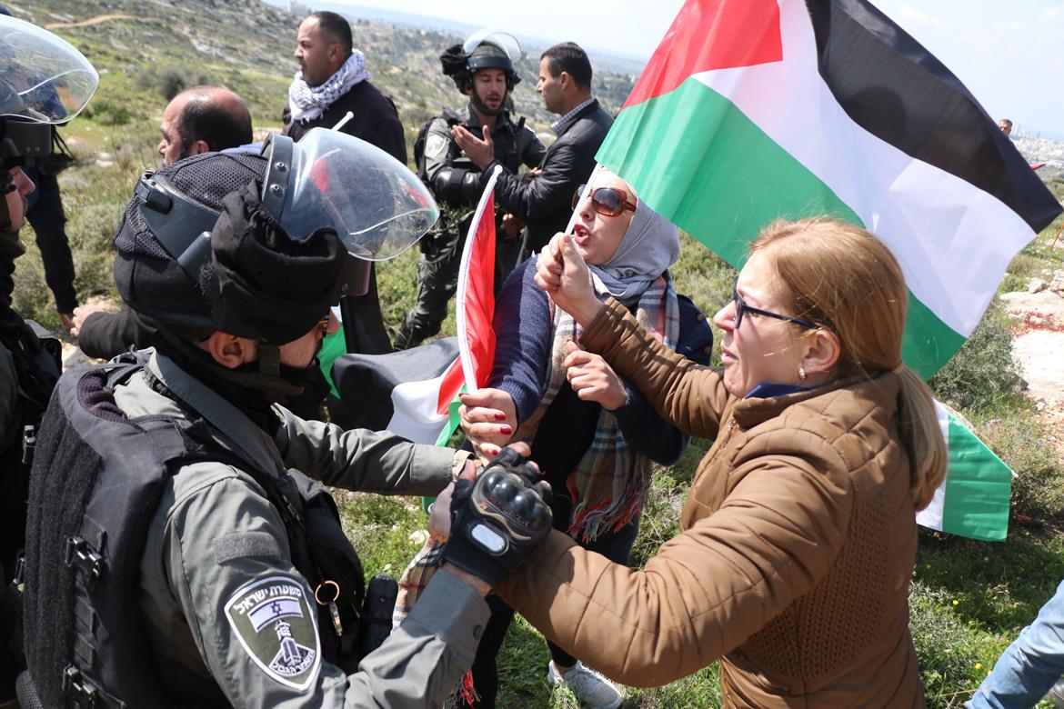 قوات الاحتلال تقمع المواطنين في جبل الريسان قرب قرية راس كركر غرب رام الله-(تصوير محمد أبو زيد/وفا)