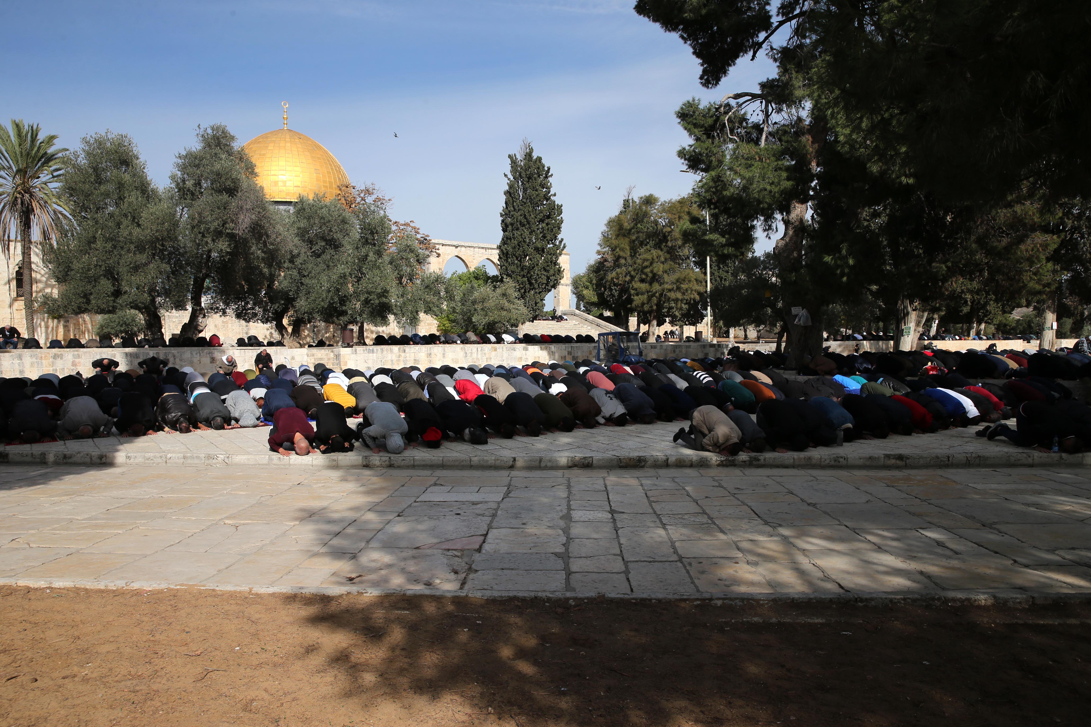 مواطنون يؤدون صلاة الجمعة في رحاب المسجد الأقصى (وفا)