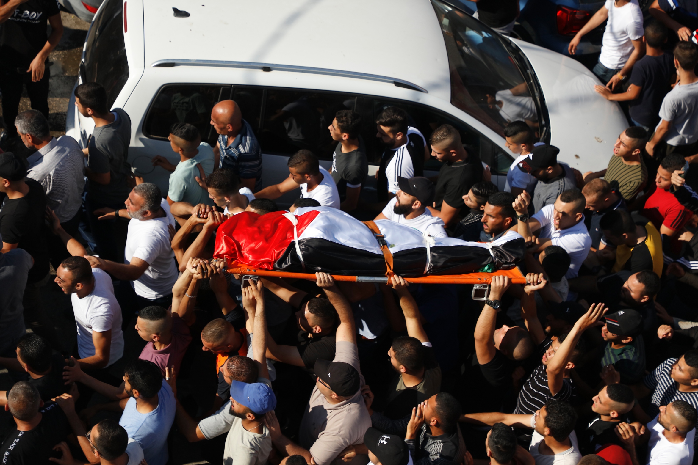 مواطنون يشيعون جثمان الشهيدة داليا السمودي (23 عاما) في مدينة جنين (عدسة:عدي دعيبس/وفا)
