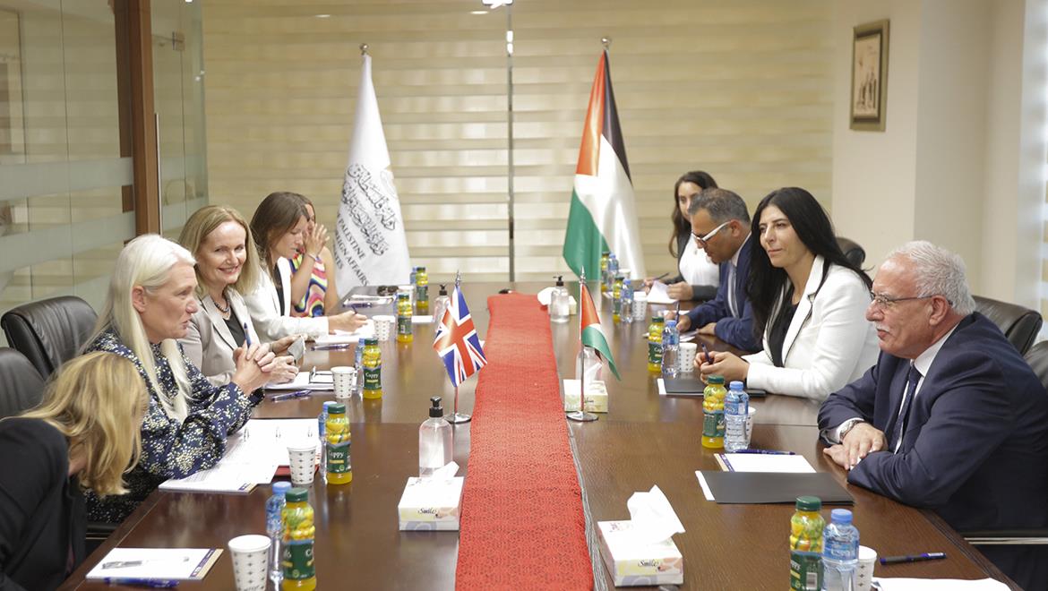المالكي خلال لقائه وزيرة الدولة البريطانية لشؤون آسيا والشرق الأوسط أماندا ميلينغ (تصوير: حذيفة سرور/وفا)