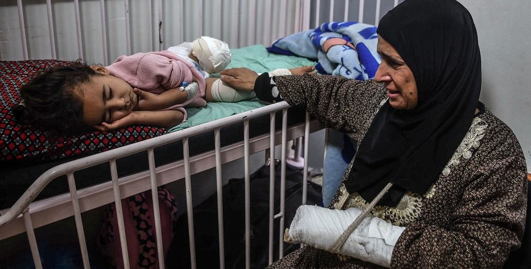 الطفلة غزل، 4 سنوات، في مستشفى ناصر في خان يونس جنوب قطاع غزة. أصيبت غزل غارة إسرائيلية ولعدم توفر الرعاية الطبية اللازمة لعلاجها فور إصابتها، اضطر الأطباء إلى بتر ساقها لإنقاذ حياتها.