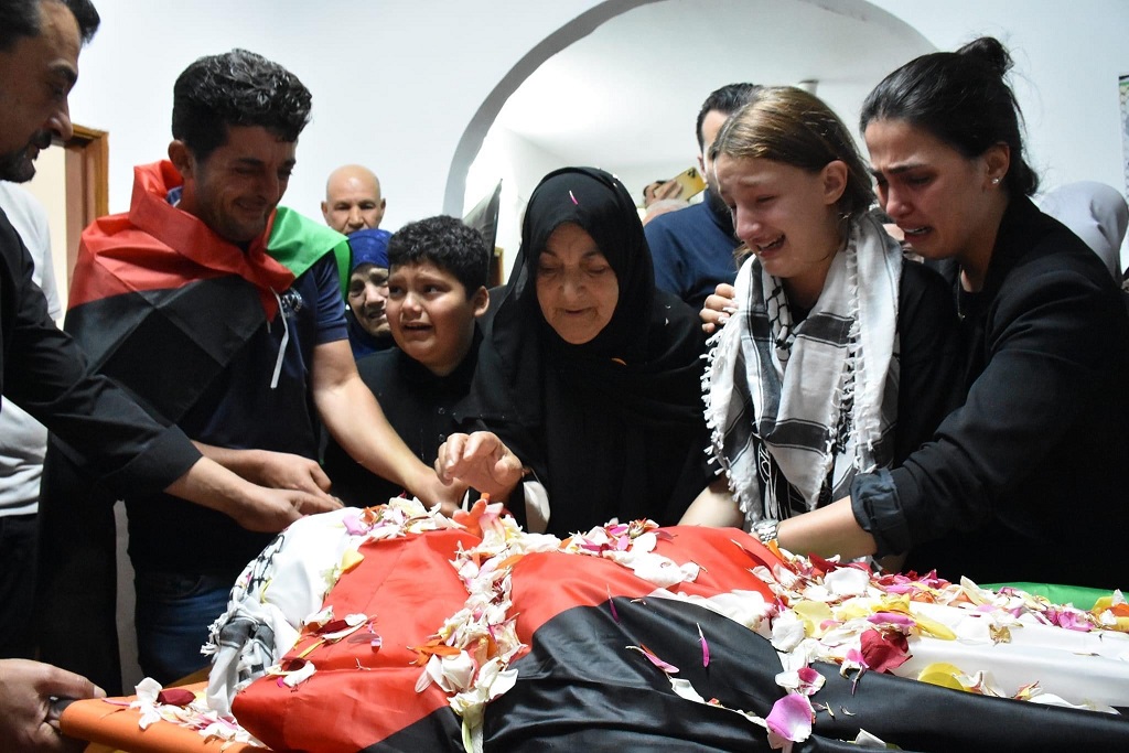 جانب من تشييع جثمان الشهيد أحمد طه إلى مثواه الأخير في بلدة بديا غرب سلفيت (وفا)