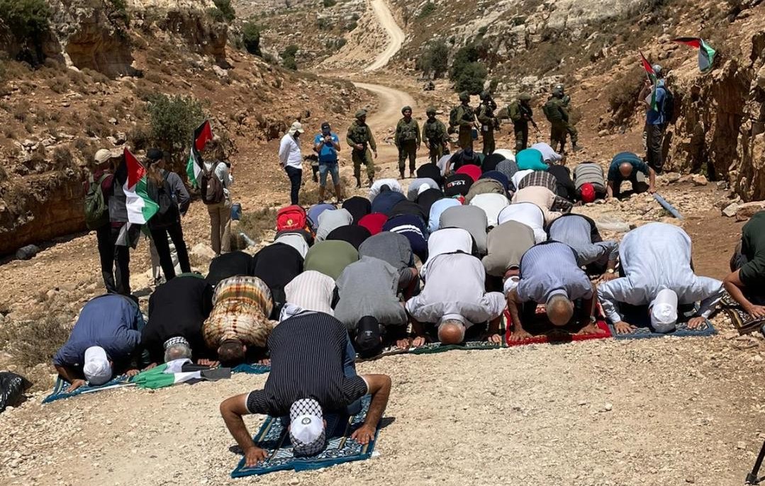 مواطنون يؤدون صلاة الجمعة فوق الأراضي المهددة بالاستيلاء غرب سلفيت