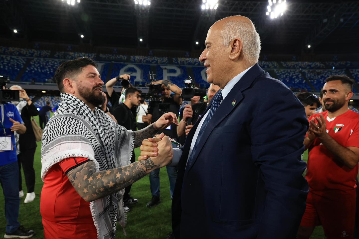 الرجوب يصافح مارادونا الصغير عقب نهاية اللقاء