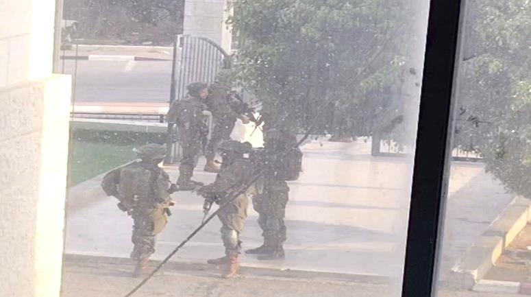 جانب من اقتحام قوات الاحتلال مستشفى الشهيد ياسر عرفات في مدينة سلفيت