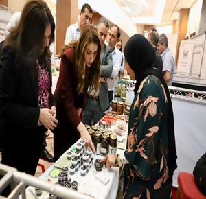 وزيرة العمل تفتتح "سوق الجمعيات التعاونية" لتعزيز مكانة المنتج الفلسطيني وتحفيز الاقتصاد الوطني