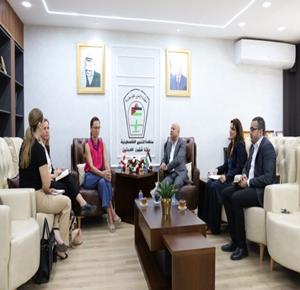أبو هولي يبحث مع وفد كندي سبل دعم الأونروا والأوضاع الصعبة في المخيمات