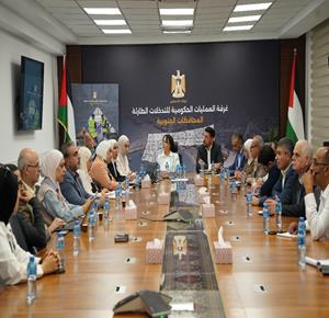 غرفة العمليات الحكومية تستعرض خطط التعافي المبكر وإعادة الإعمار بعد عامين من العدوان