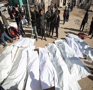 الاحتلال يسلم 15 جثمانا لشهداء من قطاع غزة