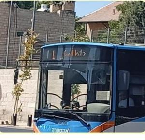 الاحتلال يستبدل تسمية حائط البراق على حافلات القدس والمحافظة تحذر من تداعياته