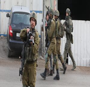الاحتلال يشن حملة اعتقالات في عناتا شمال القدس طالت نحو 16 مواطنا