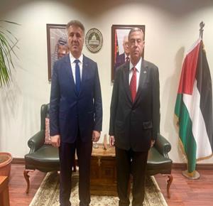 الوزير عساف يلتقي سفيرنا لدى مصر ويطلعه على دور الإعلام الرسمي في نقل معاناة شعبنا