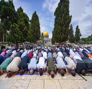 45 ألفا يؤدون الجمعة في الأقصى رغم إجراءات الاحتلال