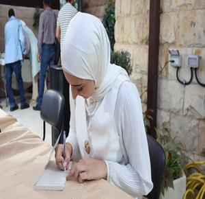 نابلس: توقيع رواية "شرفة الرمال" للروائية منى بشناق