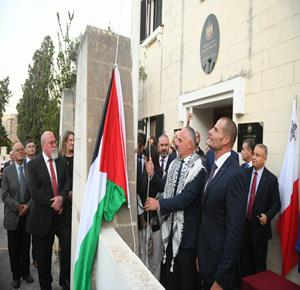 رئيس وزراء مالطا يشارك السفير حنانيا في مراسم رفع العلم في سفارة دولة فلسطين