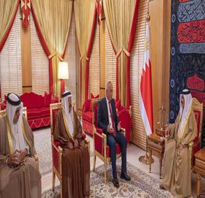 السفير عارف صالح يقدم أوراق اعتماده إلى العاهل البحريني