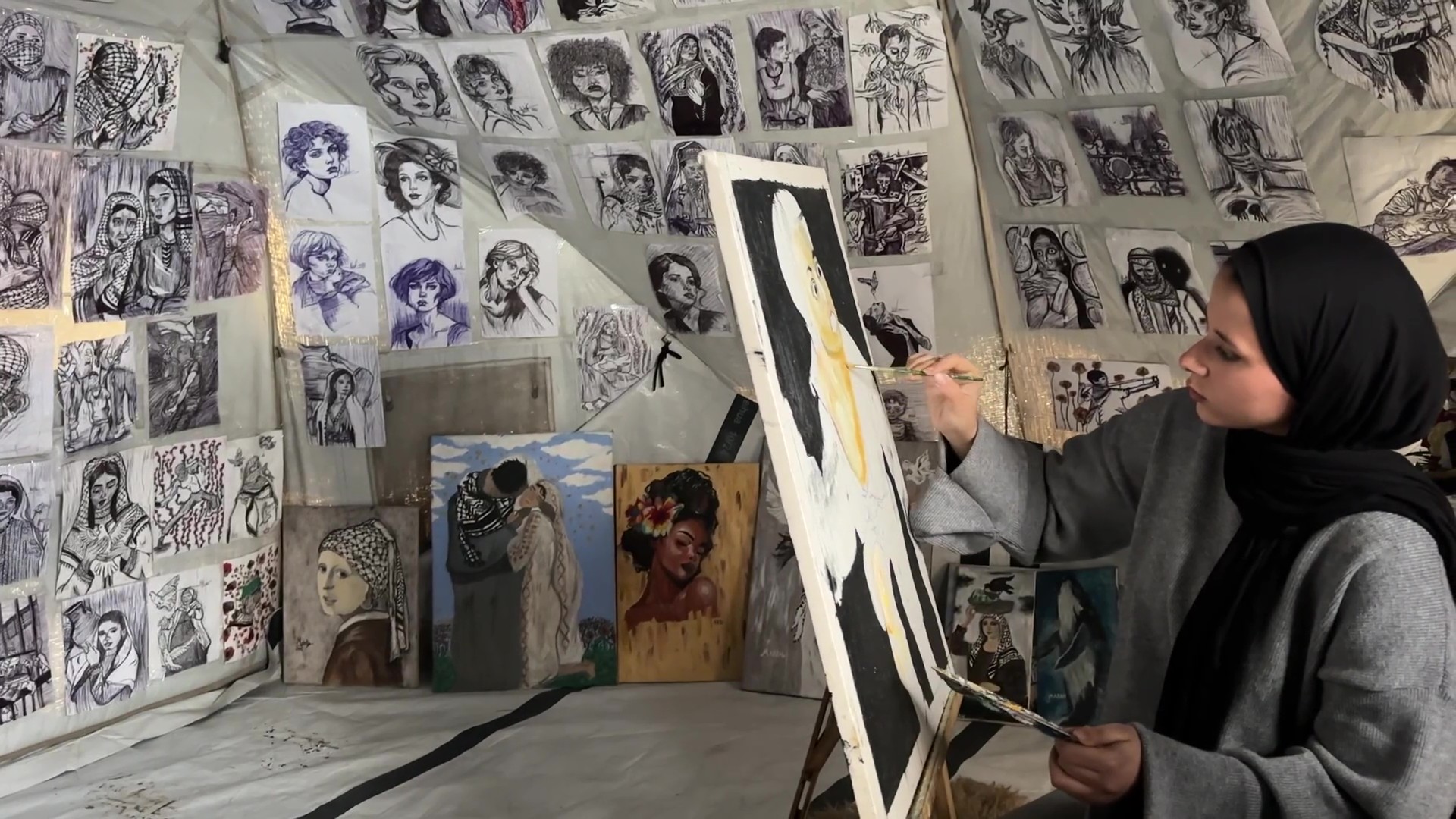 مرح الزعانين ترسم لوحات فنية في خيمة نزوحها بغزة مرح الزعانين ترسم لوحات فنية في خيمة نزوحها بغزة