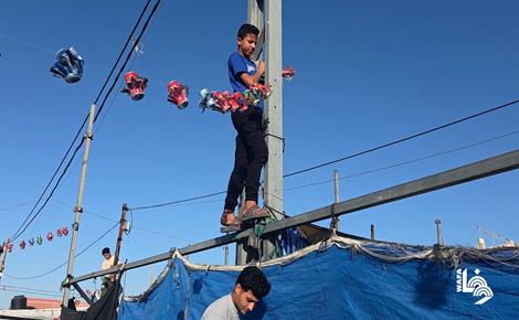 أطفال يزينون خيام النزوح استعدادًا لرمضان في غزة