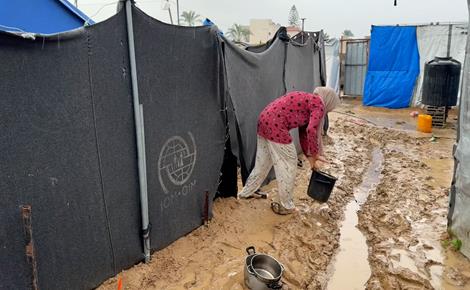 خيام النازحين تتهاوى أمام الأمطار في دير البلح