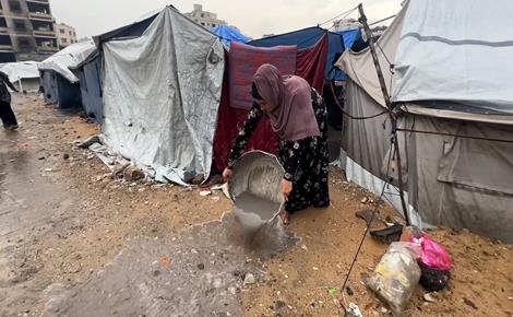 نازحون يعيشون ظروفاً قاسية في مواجهة البرد والمطر