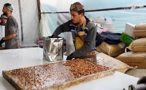 مصنع حلقوم يستأنف عمله داخل خيمة في خان يونس