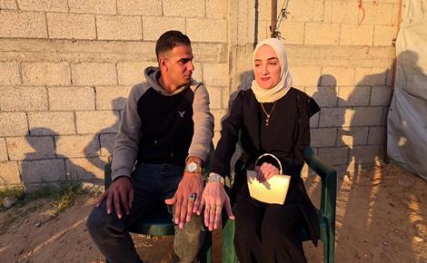 بعد عامين من الفراق.. عروسان يستعدان للزفاف في خيمة