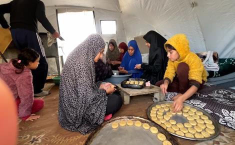 عائلة أبو شرخ تعد كعك العيد رغم النزوح والفقد