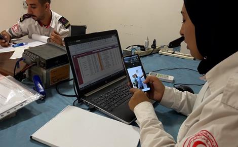 آية متطوعة إسعاف فقدت طفليها وزوجها في الحرب